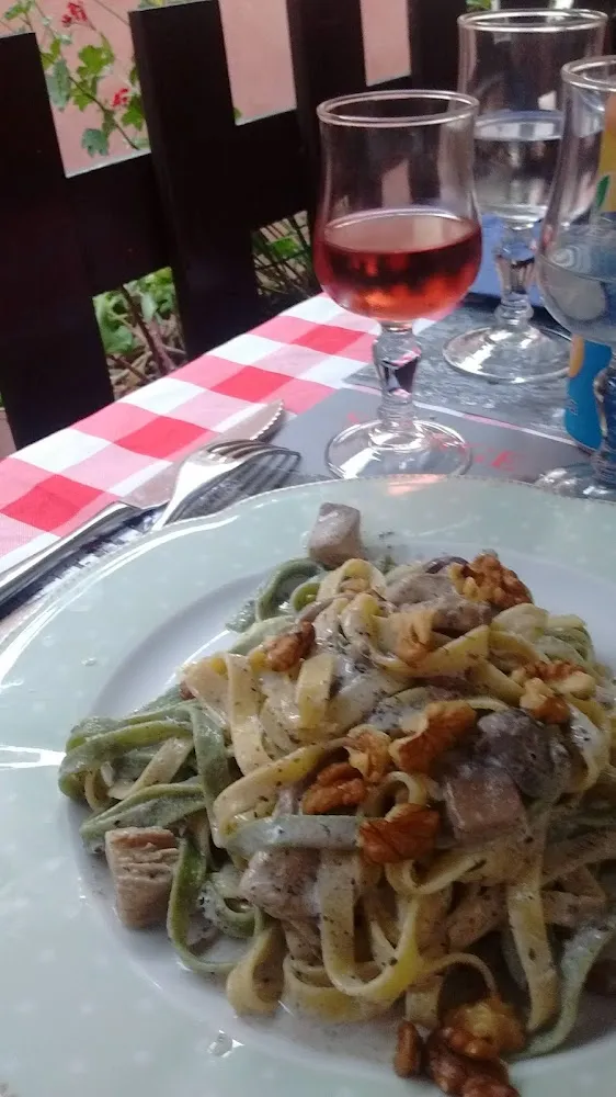 Tagliatelles À la Truffe Aux Champignons Et Aux Noix